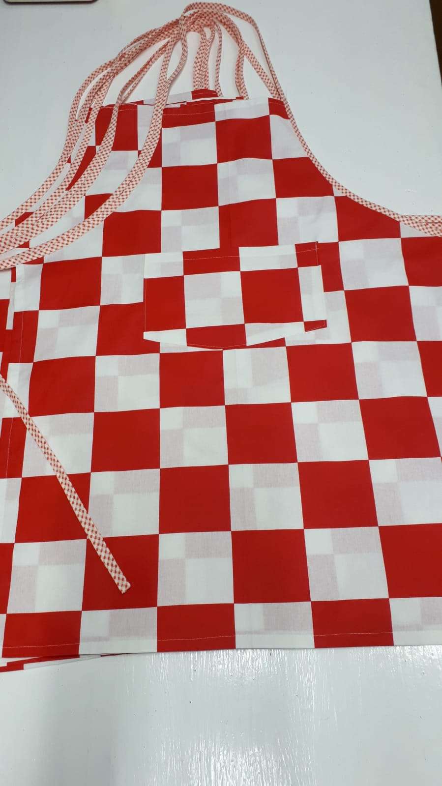 Pregača s crveno bijelim kockicama